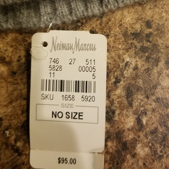 Neiman Marcus cashmere hat - Picture 2 of 3